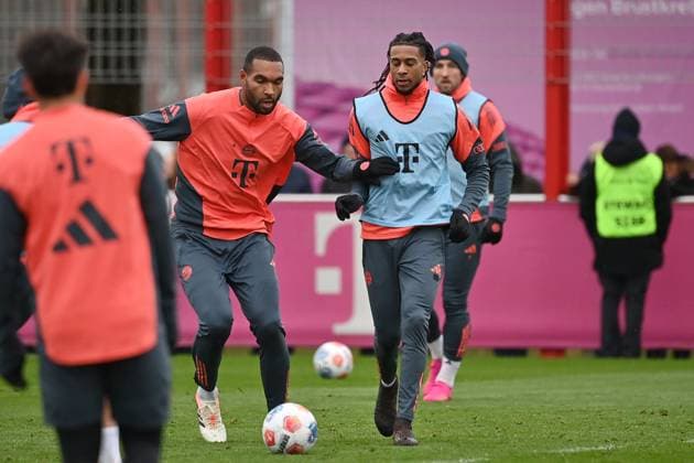 v.re:Michael OLISE (Bayern Muenchen), Aktion,Zweikampf gegen Jonathan TAH (Bayern Muenchen). Oeffentliches Training FC Bayern Muenchen auf dem Trainingsgelaende an der Saebener Strasse am 20.11.2025. Fussball 1. Bundesliga,Saison 2025 2026.
