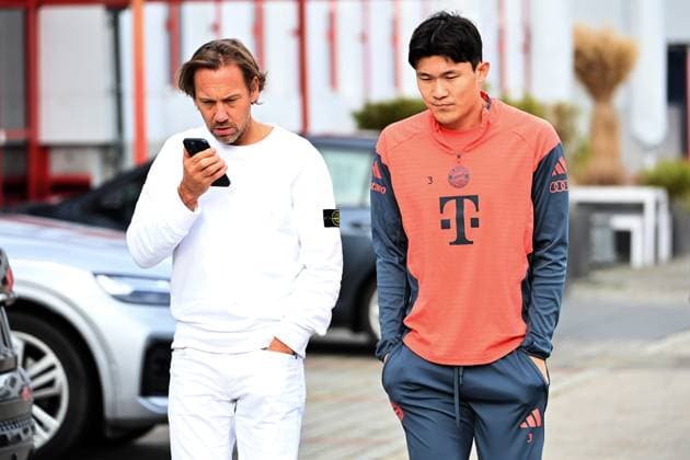 v.li:Teamarzt Dr. Peter UEBLACKER , Minjae KIM (FC Bayern Muenchen), Oeffentliches Training FC Bayern Muenchen auf dem Trainingsgelaende an der Saebener Strasse am 20.11.2025. Fussball 1. Bundesliga,Saison 2025 2026.
