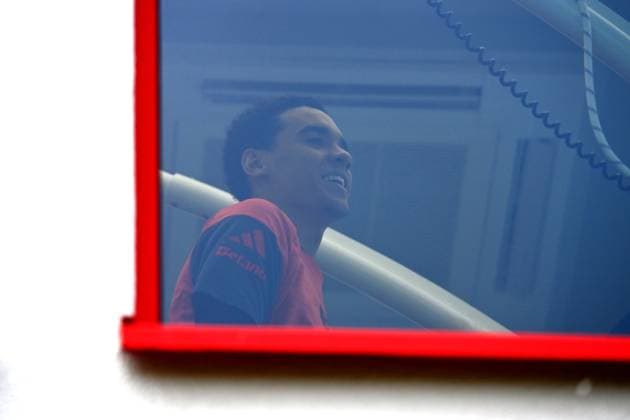 Jamal MUSIALA (Bayern Muenchen) trainiert individuell-hier hinter einer Glasscheibe. Oeffentliches Training FC Bayern Muenchen auf dem Trainingsgelaende an der Saebener Strasse am 20.11.2025. Fussball 1. Bundesliga,Saison 2025 2026.