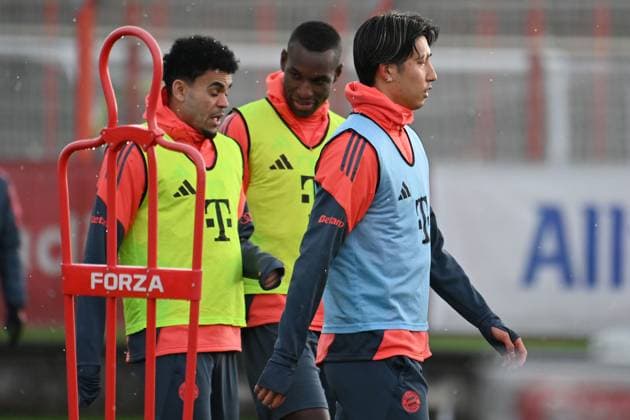 v.re:Hiroki ITO (Bayern Muenchen), hi:Nicolas JACKSON (Bayern Muenchen), Luis DIAZ (Bayern Muenchen). Oeffentliches Training FC Bayern Muenchen auf dem Trainingsgelaende an der Saebener Strasse am 20.11.2025. Fussball 1. Bundesliga,Saison 2025 2026.