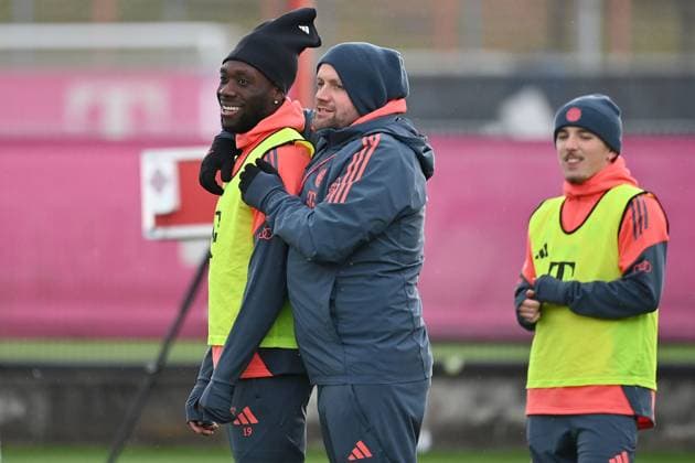 v.l:Alphonso DAVIES (Bayern Muenchen), Aaron DANKS (Co-Trainer FCB), Lennart KARL (Bayern Muenchen). Oeffentliches Training FC Bayern Muenchen auf dem Trainingsgelaende an der Saebener Strasse am 20.11.2025. Fussball 1. Bundesliga,Saison 2025 2026.