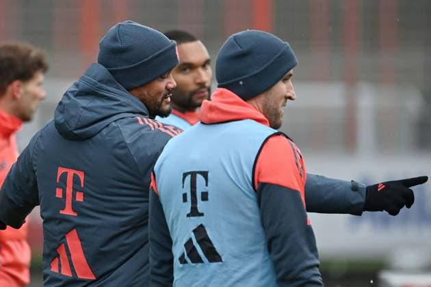 Trainer Vincent KOMPANY (Bayern Muenchen), Gestik,gibt Anweisungen, re:Harry KANE (Bayern Muenchen) Oeffentliches Training FC Bayern Muenchen auf dem Trainingsgelaende an der Saebener Strasse am 20.11.2025. Fussball 1. Bundesliga,Saison 2025 2026.
