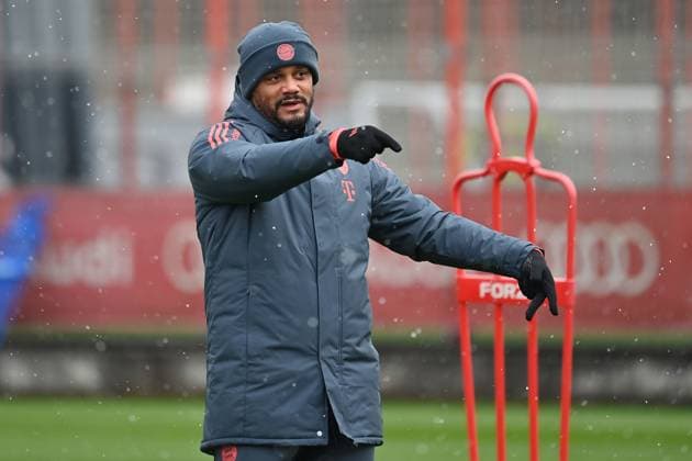 Trainer Vincent KOMPANY (Bayern Muenchen) , Gestik,gibt Anweisungen, Einzelbild,angeschnittenes Einzelmotiv,Halbfigur,halbe Figur. Oeffentliches Training FC Bayern Muenchen auf dem Trainingsgelaende an der Saebener Strasse am 20.11.2025. Fussball 1. Bundesliga,Saison 2025 2026.