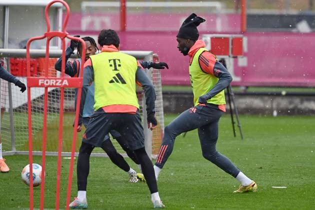 Alphonso DAVIES (Bayern Muenchen) am Ball, Aktion. Oeffentliches Training FC Bayern Muenchen auf dem Trainingsgelaende an der Saebener Strasse am 20.11.2025. Fussball 1. Bundesliga,Saison 2025 2026.