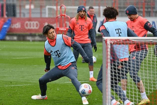 Hiroki ITO (Bayern Muenchen), Aktion,Zweikampf gegen Aleksandar PAVLOVIC (Bayern Muenchen,re). Oeffentliches Training FC Bayern Muenchen auf dem Trainingsgelaende an der Saebener Strasse am 20.11.2025. Fussball 1. Bundesliga,Saison 2025 2026.