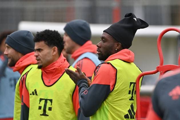 Alphonso DAVIES (Bayern Muenchen), hi:Luis DIAZ (Bayern Muenchen), Konrad LAIMER (Bayern Muenchen). Oeffentliches Training FC Bayern Muenchen auf dem Trainingsgelaende an der Saebener Strasse am 20.11.2025. Fussball 1. Bundesliga,Saison 2025 2026.
