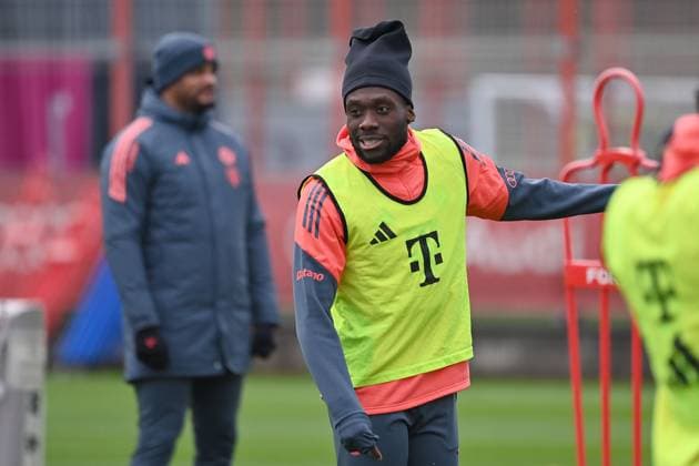 Alphonso DAVIES (Bayern Muenchen), hi:Trainer Vincent KOMPANY (Bayern Muenchen). Oeffentliches Training FC Bayern Muenchen auf dem Trainingsgelaende an der Saebener Strasse am 20.11.2025. Fussball 1. Bundesliga,Saison 2025 2026.