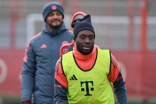 Alphonso DAVIES (Bayern Muenchen), hi:Trainer Vincent KOMPANY (Bayern Muenchen). Oeffentliches Training FC Bayern Muenchen auf dem Trainingsgelaende an der Saebener Strasse am 20.11.2025. Fussball 1. Bundesliga,Saison 2025 2026.