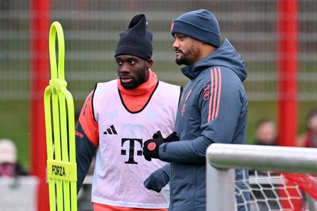 Alphonso DAVIES (Bayern Muenchen) mit Trainer Vincent KOMPANY (Bayern Muenchen). Oeffentliches Training FC Bayern Muenchen auf dem Trainingsgelaende an der Saebener Strasse am 20.11.2025. Fussball 1. Bundesliga,Saison 2025 2026.