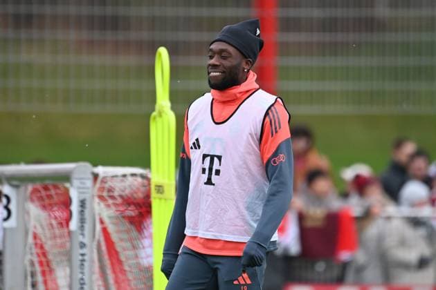 Alphonso DAVIES (Bayern Muenchen), Aktion,Einzelbild,angeschnittenes Einzelmotiv,Halbfigur,halbe Figur. Oeffentliches Training FC Bayern Muenchen auf dem Trainingsgelaende an der Saebener Strasse am 20.11.2025. Fussball 1. Bundesliga,Saison 2025 2026.