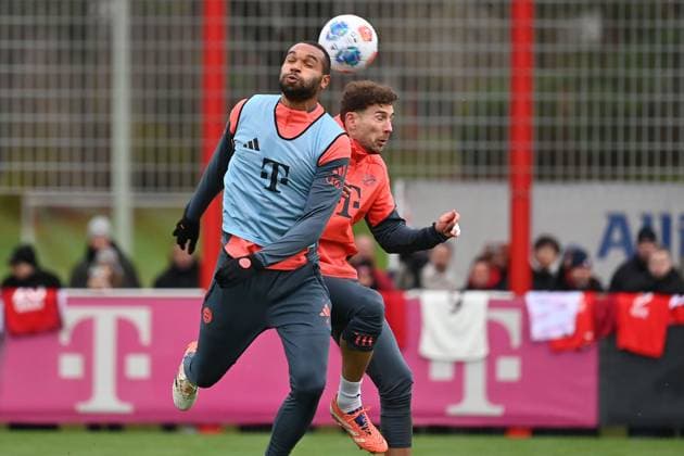 Jonathan TAH (Bayern Muenchen), Aktion,Zweikampf gegen Leon GORETZKA (Bayern Muenchen). Oeffentliches Training FC Bayern Muenchen auf dem Trainingsgelaende an der Saebener Strasse am 20.11.2025. Fussball 1. Bundesliga,Saison 2025 2026.