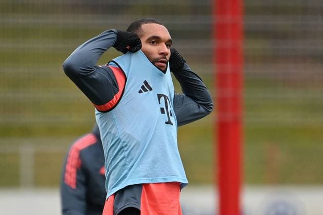 Jonathan TAH (Bayern Muenchen), Aktion,Einzelbild,angeschnittenes Einzelmotiv,Halbfigur,halbe Figur. Oeffentliches Training FC Bayern Muenchen auf dem Trainingsgelaende an der Saebener Strasse am 20.11.2025. Fussball 1. Bundesliga,Saison 2025 2026.
