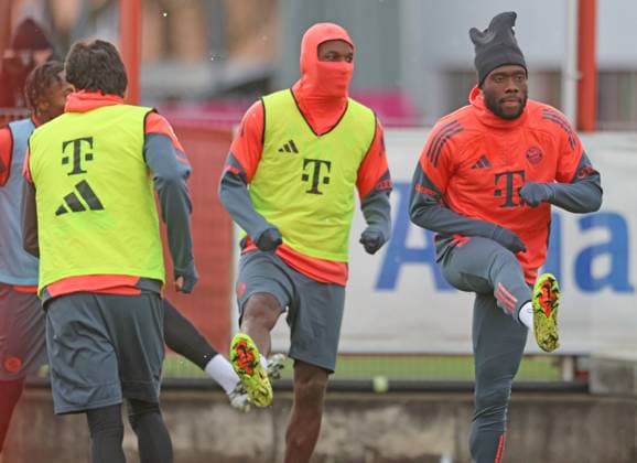 19 Alphonso Davies (re.) und Kollegen, Warmup, Portraet, Portrait, Fussball FC Bayern München Training an der Säbenerstrasse 20.11.2025 FOTO: Mladen Lackovic LakoPress
