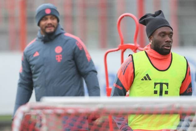 19 Alphonso Davies und Trainer Vincent Kompany, Portraet, Portrait, Fussball FC Bayern München Training an der Säbenerstrasse 20.11.2025 FOTO: Mladen Lackovic LakoPress