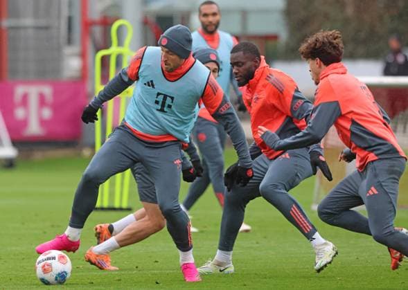 v.l. 9 Harry Kane, 22 Raphael Adelino Jose Guerreiro, 2 Dayot Upamecano, Aktion, Zweikampf, Fussball FC Bayern München Training an der Säbenerstrasse 20.11.2025 FOTO: Mladen Lackovic LakoPress