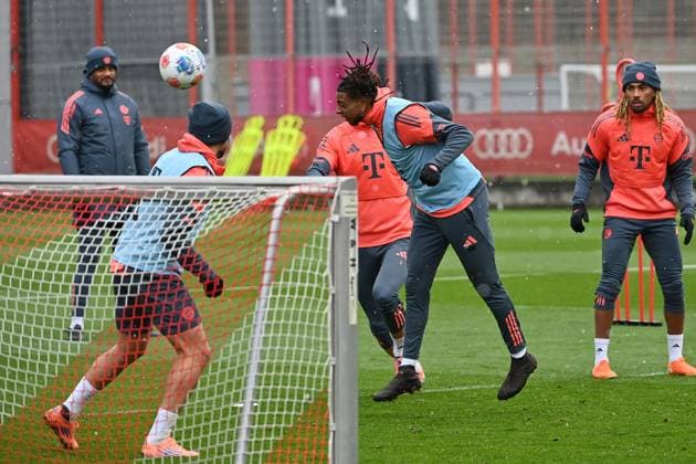 Michael OLISE (Bayern Muenchen),Aktion,Kopfball. Oeffentliches Training FC Bayern Muenchen auf dem Trainingsgelaende an der Saebener Strasse am 20.11.2025. Fussball 1. Bundesliga,Saison 2025 2026.