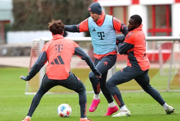 v.l. 9 Harry Kane, gegen 2 Dayot Upamecano, Aktion, Zweikampf, Fussball FC Bayern München Training an der Säbenerstrasse 20.11.2025 FOTO: Mladen Lackovic LakoPress