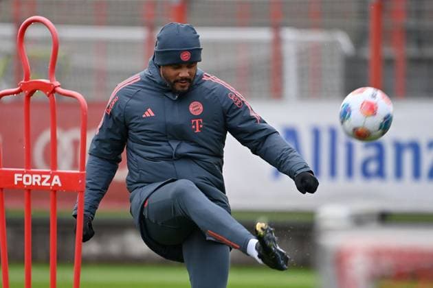 Trainer Vincent KOMPANY (Bayern Muenchen) am Ball. Oeffentliches Training FC Bayern Muenchen auf dem Trainingsgelaende an der Saebener Strasse am 20.11.2025. Fussball 1. Bundesliga,Saison 2025 2026.