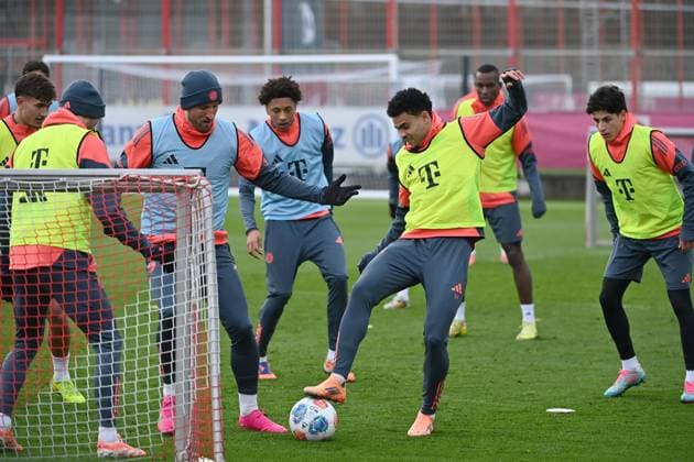 Luis DIAZ (Bayern Muenchen), Aktion,Zweikampf gegen Harry KANE (Bayern Muenchen), Oeffentliches Training FC Bayern Muenchen auf dem Trainingsgelaende an der Saebener Strasse am 20.11.2025. Fussball 1. Bundesliga,Saison 2025 2026.