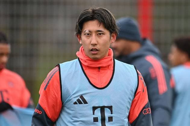 Hiroki ITO (Bayern Muenchen), Aktion,Einzelbild,angeschnittenes Einzelmotiv,Halbfigur,halbe Figur. Oeffentliches Training FC Bayern Muenchen auf dem Trainingsgelaende an der Saebener Strasse am 20.11.2025. Fussball 1. Bundesliga,Saison 2025 2026.