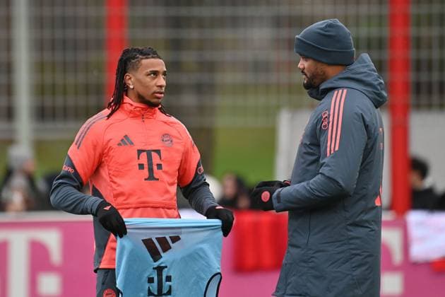 Michael OLISE (Bayern Muenchen) mit Trainer Vincent KOMPANY (Bayern Muenchen). Oeffentliches Training FC Bayern Muenchen auf dem Trainingsgelaende an der Saebener Strasse am 20.11.2025. Fussball 1. Bundesliga,Saison 2025 2026.