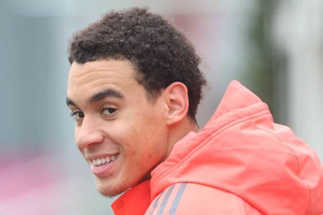 Jamal Musiala, ist gut gelaunt, Portraet, Portrait, Fussball FC Bayern München Training an der Säbenerstrasse 20.11.2025 FOTO: Mladen Lackovic LakoPress