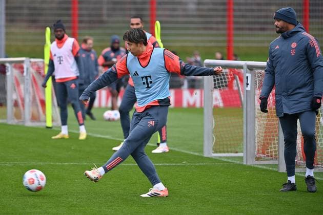 Hiroki ITO (Bayern Muenchen) am Ball,Aktion, re:Trainer Vincent KOMPANY (Bayern Muenchen). Oeffentliches Training FC Bayern Muenchen auf dem Trainingsgelaende an der Saebener Strasse am 20.11.2025. Fussball 1. Bundesliga,Saison 2025 2026.