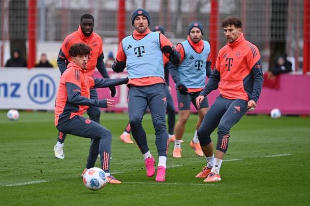 v.re:Harry KANE (Bayern Muenchen), Harry KANE (Bayern Muenchen), Aktion,Zweikampf. Oeffentliches Training FC Bayern Muenchen auf dem Trainingsgelaende an der Saebener Strasse am 20.11.2025. Fussball 1. Bundesliga,Saison 2025 2026.