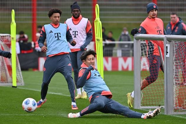 Hiroki ITO (Bayern Muenchen),Aktion, Graetsche.hi:Cassiano KIALA (Bayern Muenchen),Alphonso DAVIES (Bayern Muenchen),Aleksandar PAVLOVIC (Bayern Muenchen). Oeffentliches Training FC Bayern Muenchen auf dem Trainingsgelaende an der Saebener Strasse am 20.11.2025. Fussball 1. Bundesliga,Saison 2025 2026.