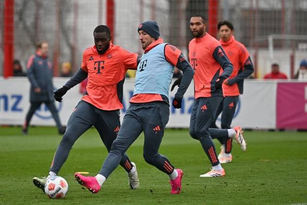 Harry KANE (Bayern Muenchen), Aktion,Zweikampf gegen Jonathan TAH (Bayern Muenchen). Oeffentliches Training FC Bayern Muenchen auf dem Trainingsgelaende an der Saebener Strasse am 20.11.2025. Fussball 1. Bundesliga,Saison 2025 2026.