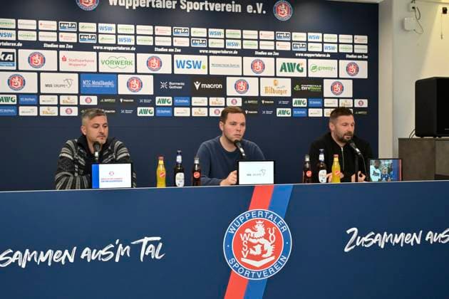 GER, Regionalliga West, Wuppertaler SV Pressekonferenz zum Spiel 20.11.2025,Wuppertal ,Stadion am Zoo, GER, Regionalliga West, Wuppertaler SV Pressekonferenz zum Spiel DFB- Regionalliga West regulations prohibit any use of photographs as image sequences and or quasi-video im Bild Sportlicher Leiter Gaetano Manno ( Wuppertaler SV), Pressesprecher Max Schleicher und Trainer Sebastian Tyrala ( Wuppertaler SV ).