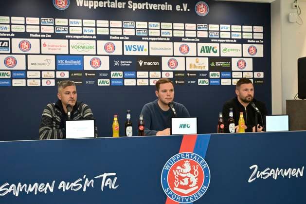 GER, Regionalliga West, Wuppertaler SV Pressekonferenz zum Spiel 20.11.2025,Wuppertal ,Stadion am Zoo, GER, Regionalliga West, Wuppertaler SV Pressekonferenz zum Spiel DFB- Regionalliga West regulations prohibit any use of photographs as image sequences and or quasi-video im Bild Sportlicher Leiter Gaetano Manno ( Wuppertaler SV), Pressesprecher Max Schleicher und Trainer Sebastian Tyrala ( Wuppertaler SV ).
