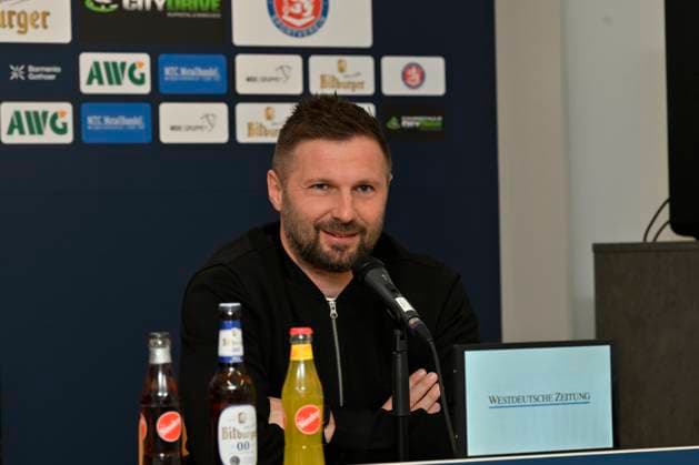 GER, Regionalliga West, Wuppertaler SV Pressekonferenz zum Spiel 20.11.2025,Wuppertal ,Stadion am Zoo, GER, Regionalliga West, Wuppertaler SV Pressekonferenz zum Spiel DFB- Regionalliga West regulations prohibit any use of photographs as image sequences and or quasi-video im Bild lacht Trainer Sebastian Tyrala ( Wuppertaler SV ) bei der WSV-PK.