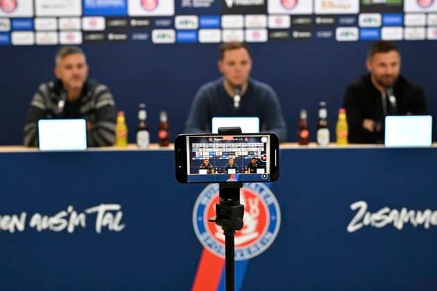 GER, Regionalliga West, Wuppertaler SV Pressekonferenz zum Spiel 20.11.2025,Wuppertal ,Stadion am Zoo, GER, Regionalliga West, Wuppertaler SV Pressekonferenz zum Spiel DFB- Regionalliga West regulations prohibit any use of photographs as image sequences and or quasi-video im Bild die WSV PK im Handy.
