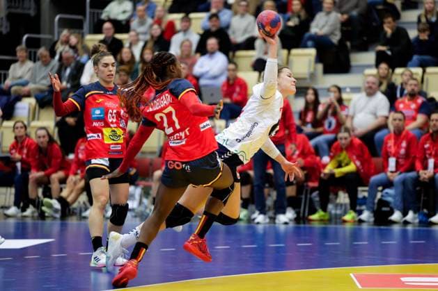 Posten Cup Norway Spain Sotra 20251120 Norway s Maren Nyland Aardahl and Spain s Danila So Delgado during the handball match between Norway and Spain during the Posten Cup in Sotra Arena Photo Paul S Amundsen NTB Sotra Norway EDITORIAL USE ONLY RESTRICTED USE FOR BETTING COMPANIES  Copyright: xPaulxS.xAmundsenx xNTBx