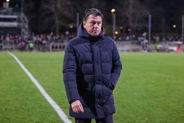 2025.11.20 xJFx Qualifikationsrunde UEFA Women™s Europa Cup 2025 2026 Achtelfinal-Rückspiel Eintracht Frankfurt - PSV Eindhoven v.l., Coach Roeland Ten Berge (PSV Eindhoven) (DFL DFB REGULATIONS PROHIBIT ANY USE OF PHOTOGRAPHS as IMAGE SEQUENCES and or QUASI-VIDEO) Copyright: JoaquimxFerreira
