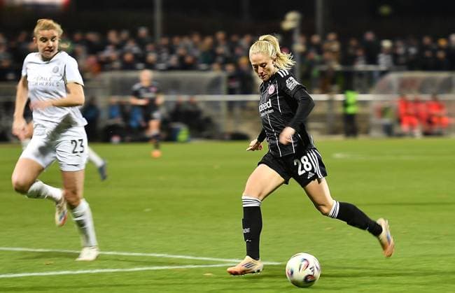 20.11.2025, xhbx, Fussball UEFA Women EuropaCup, Eintracht Frankfurt Frauen - PSV Eindhoven v.l. Myrthe Moorrees (PSV Endhoven), Rebecka Blomqvist (Eintracht Frankfurt Damen) (DFL DFB REGULATIONS PROHIBIT ANY USE OF PHOTOGRAPHS as IMAGE SEQUENCES and or QUASI-VIDEO) Frankfurt