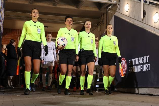2025.11.20 xJFx Qualifikationsrunde UEFA Women™s Europa Cup 2025 2026 Achtelfinal-Rückspiel Eintracht Frankfurt - PSV Eindhoven v.l., Team um Schiedsrichterin Catarina Campos POR läuft ein (DFL DFB REGULATIONS PROHIBIT ANY USE OF PHOTOGRAPHS as IMAGE SEQUENCES and or QUASI-VIDEO) Copyright: JoaquimxFerreira