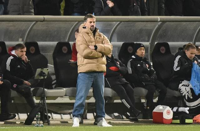 20.11.2025, xhbx, Fussball UEFA Women EuropaCup, Eintracht Frankfurt Frauen - PSV Eindhoven v.l. Trainer Niko Arnautis (Eintracht Frankfurt Damen) (DFL DFB REGULATIONS PROHIBIT ANY USE OF PHOTOGRAPHS as IMAGE SEQUENCES and or QUASI-VIDEO) Frankfurt