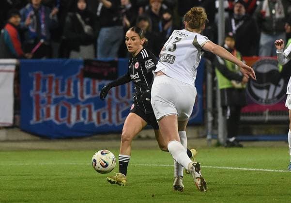 20.11.2025, xhbx, Fussball UEFA Women EuropaCup, Eintracht Frankfurt Frauen - PSV Eindhoven v.l. Ereleta Memeti (Eintracht Frankfurt Damen), Myrthe Moorrees (PSV Endhoven) (DFL DFB REGULATIONS PROHIBIT ANY USE OF PHOTOGRAPHS as IMAGE SEQUENCES and or QUASI-VIDEO) Frankfurt