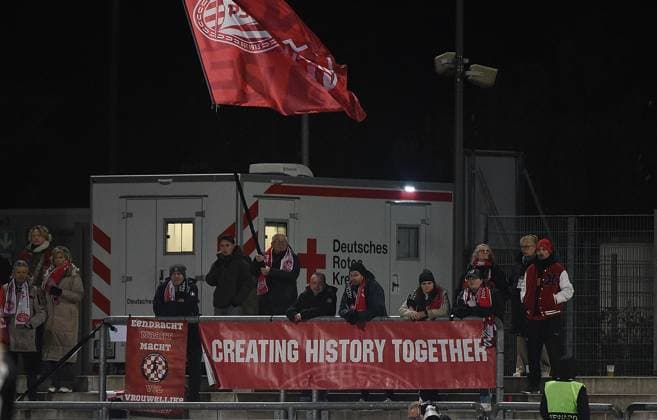 20.11.2025, xhbx, Fussball UEFA Women EuropaCup, Eintracht Frankfurt Frauen - PSV Eindhoven v.l. Fans von PSV Endhoven (DFL DFB REGULATIONS PROHIBIT ANY USE OF PHOTOGRAPHS as IMAGE SEQUENCES and or QUASI-VIDEO) Frankfurt