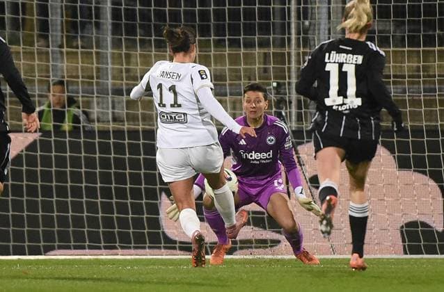 20.11.2025, xhbx, Fussball UEFA Women EuropaCup, Eintracht Frankfurt Frauen - PSV Eindhoven v.l. Renate Jansen (PSV Endhoven), Lina Altenburg (Eintracht Frankfurt Damen), Nina Lührßen (Eintracht Frankfurt Damen) (DFL DFB REGULATIONS PROHIBIT ANY USE OF PHOTOGRAPHS as IMAGE SEQUENCES and or QUASI-VIDEO) Frankfurt
