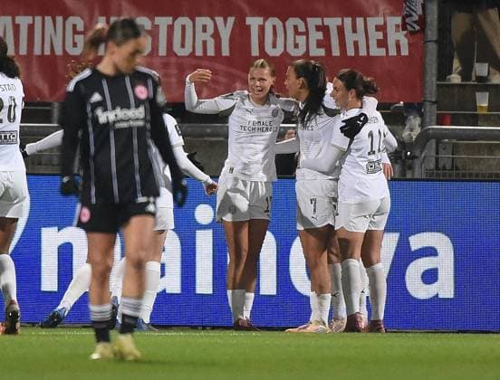 20.11.2025, xhbx, Fussball UEFA Women EuropaCup, Eintracht Frankfurt Frauen - PSV Eindhoven v.l. Torjubel, Goal celebration, celebrate the goal 0:1 durch Liz Rijsbergen (PSV Endhoven) (DFL DFB REGULATIONS PROHIBIT ANY USE OF PHOTOGRAPHS as IMAGE SEQUENCES and or QUASI-VIDEO) Frankfurt