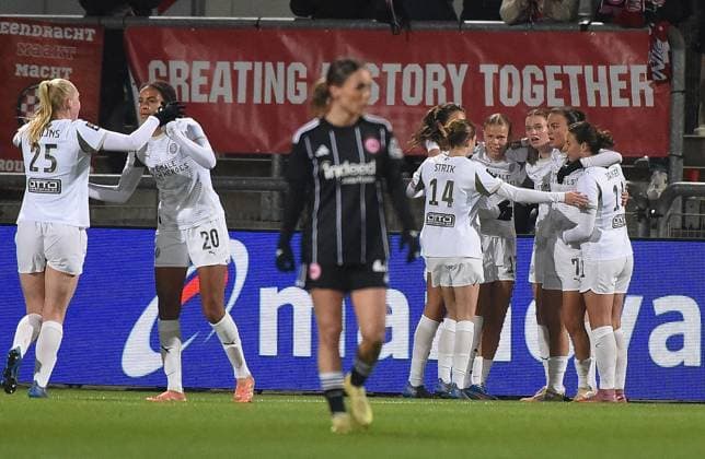 20.11.2025, xhbx, Fussball UEFA Women EuropaCup, Eintracht Frankfurt Frauen - PSV Eindhoven v.l. Torjubel, Goal celebration, celebrate the goal 0:1 durch Liz Rijsbergen (PSV Endhoven) (DFL DFB REGULATIONS PROHIBIT ANY USE OF PHOTOGRAPHS as IMAGE SEQUENCES and or QUASI-VIDEO) Frankfurt