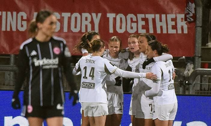 20.11.2025, xhbx, Fussball UEFA Women EuropaCup, Eintracht Frankfurt Frauen - PSV Eindhoven v.l. Torjubel, Goal celebration, celebrate the goal 0:1 durch Liz Rijsbergen (PSV Endhoven) (DFL DFB REGULATIONS PROHIBIT ANY USE OF PHOTOGRAPHS as IMAGE SEQUENCES and or QUASI-VIDEO) Frankfurt