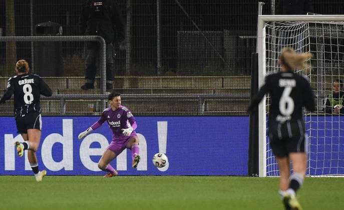 20.11.2025, xhbx, Fussball UEFA Women EuropaCup, Eintracht Frankfurt Frauen - PSV Eindhoven v.l. Goal scored, Tor zum 0:1 durch Liz Rijsbergen (PSV Endhoven), Lina Altenburg (Eintracht Frankfurt Damen) kann den Ball nicht halten (DFL DFB REGULATIONS PROHIBIT ANY USE OF PHOTOGRAPHS as IMAGE SEQUENCES and or QUASI-VIDEO) Frankfurt
