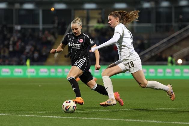 2025.11.20 xJFx Qualifikationsrunde UEFA Women™s Europa Cup 2025 2026 Achtelfinal-Rückspiel Eintracht Frankfurt - PSV Eindhoven v.l., Pia-Sophie Wolter (Eintracht Frankfurt), Liz Rijsbergen (PSV Eindhoven) Zweikampf, Action, Aktion, Battles for the Ball (DFL DFB REGULATIONS PROHIBIT ANY USE OF PHOTOGRAPHS as IMAGE SEQUENCES and or QUASI-VIDEO) Copyright: JoaquimxFerreira