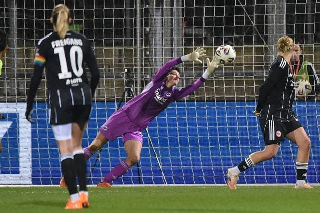 20.11.2025, xhbx, Fussball UEFA Women EuropaCup, Eintracht Frankfurt Frauen - PSV Eindhoven v.l. Lina Altenburg (Eintracht Frankfurt Damen) (DFL DFB REGULATIONS PROHIBIT ANY USE OF PHOTOGRAPHS as IMAGE SEQUENCES and or QUASI-VIDEO) Frankfurt