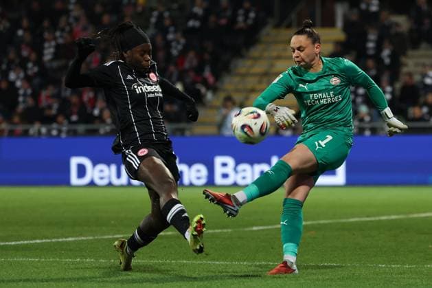 2025.11.20 xJFx Qualifikationsrunde UEFA Women™s Europa Cup 2025 2026 Achtelfinal-Rückspiel Eintracht Frankfurt - PSV Eindhoven v.l., Nicole Anyomi (Eintracht Frankfurt), Goalkeeper Nicky Evrard (PSV Eindhoven), Zweikampf, Action, Aktion, Battles for the Ball (DFL DFB REGULATIONS PROHIBIT ANY USE OF PHOTOGRAPHS as IMAGE SEQUENCES and or QUASI-VIDEO) Copyright: JoaquimxFerreira