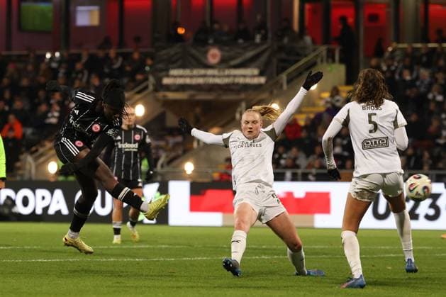 2025.11.20 xJFx Qualifikationsrunde UEFA Women™s Europa Cup 2025 2026 Achtelfinal-Rückspiel Eintracht Frankfurt - PSV Eindhoven v.l., Nicole Anyomi (Eintracht Frankfurt) schiesst das Tor zum 1:1 (DFL DFB REGULATIONS PROHIBIT ANY USE OF PHOTOGRAPHS as IMAGE SEQUENCES and or QUASI-VIDEO) Copyright: JoaquimxFerreira